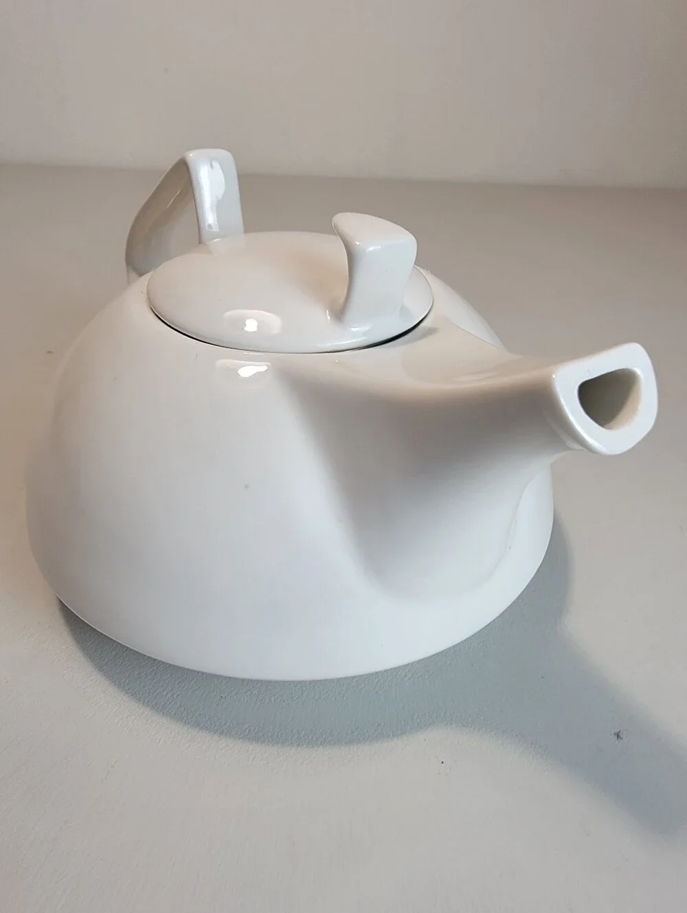 Tannex White Tie Cogsworth Teapot W/Lid& Infuser Porcelain Modern Aesthetic 9.5